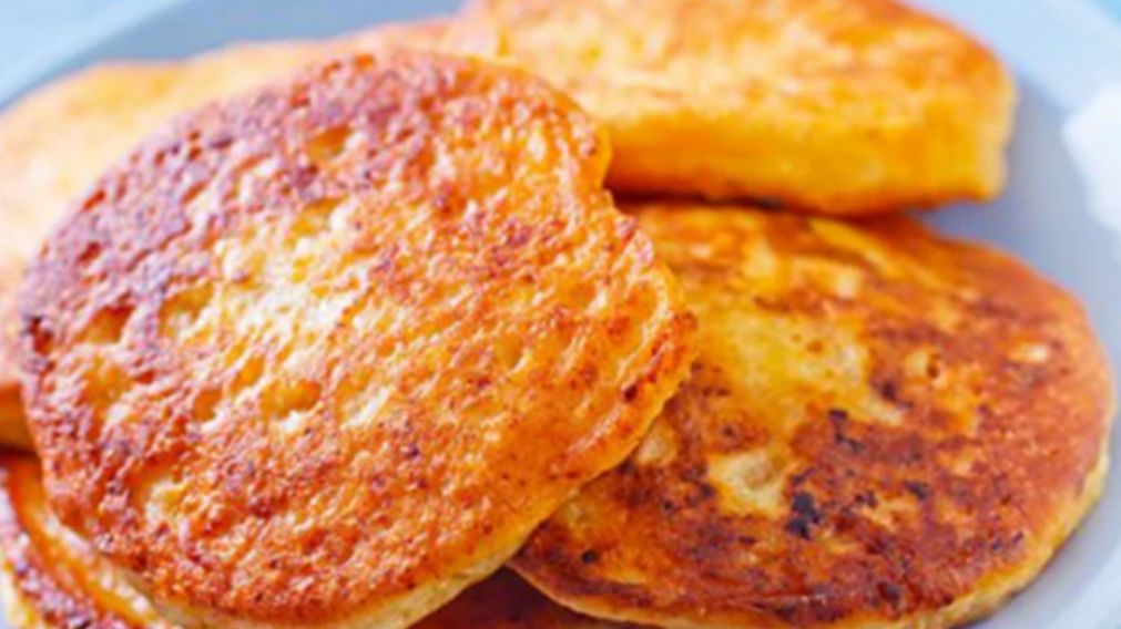El panqueque de chipa dorado en sartén se consolida como la opción salada perfecta para arrancar las mañanas con energía y sin harinas tradicionales.