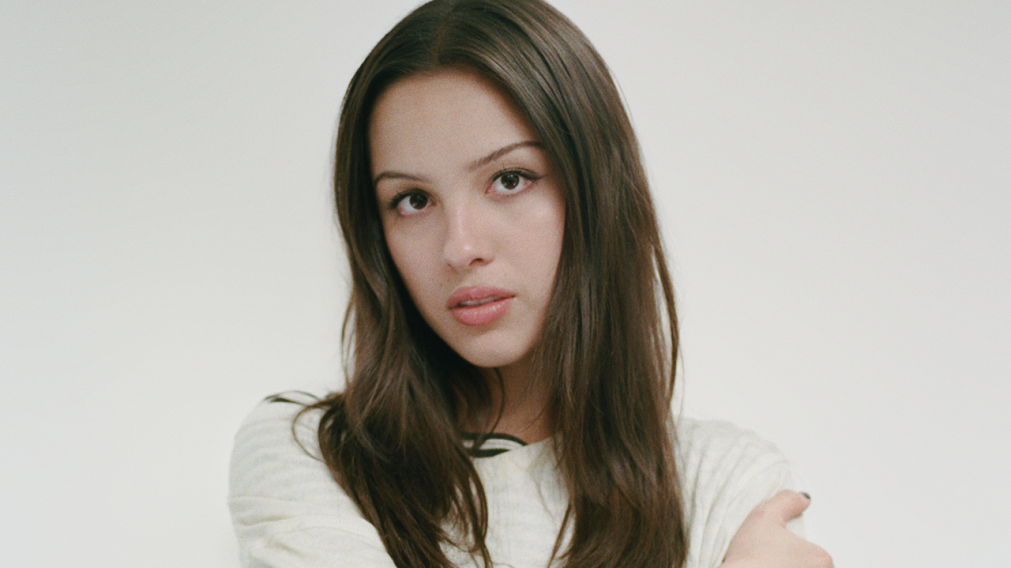 Olivia Rodrigo lanzó su tercer álbum de estudio y presentó el videoclip de "stupid song"