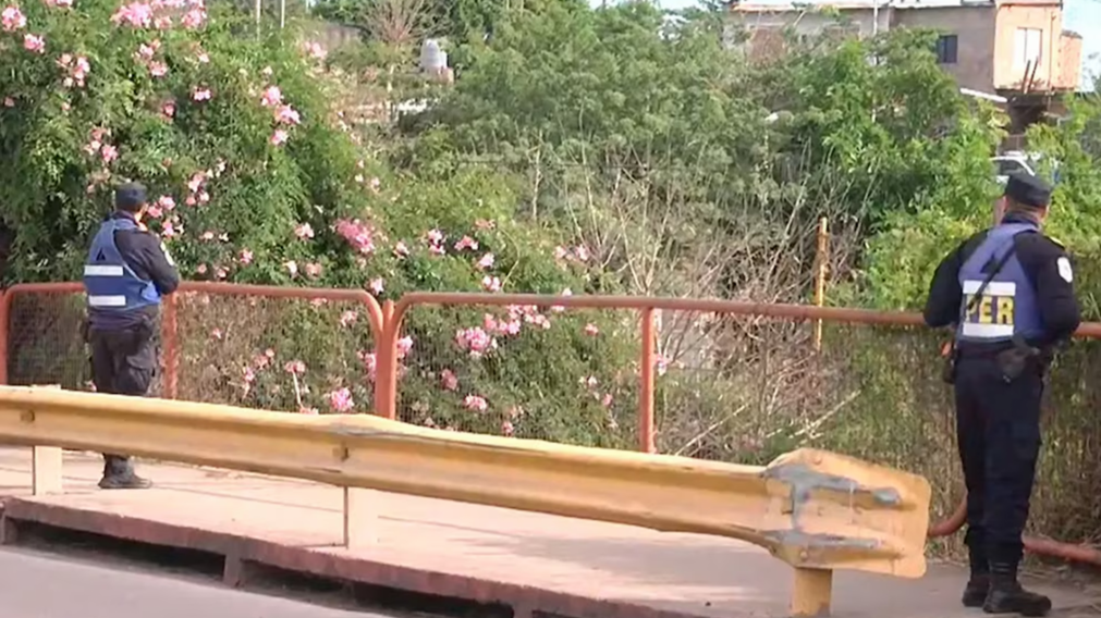 La polic�a trabajando en el lugar. 