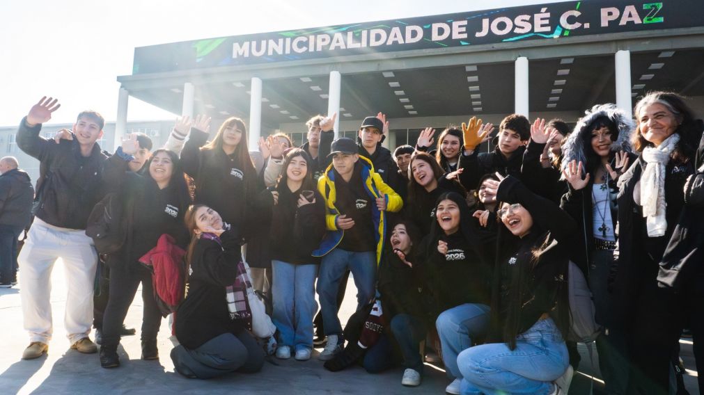 José C. Paz: 5000 estudiantes recibieron su buzo de egresados como símbolo de reconocimiento al cierre de una etapa clave de sus vidas