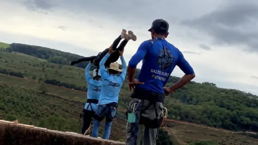 Una chica murió al practicar "rope jump": olvidaron atarla con sogas y cayó por un precipicio.