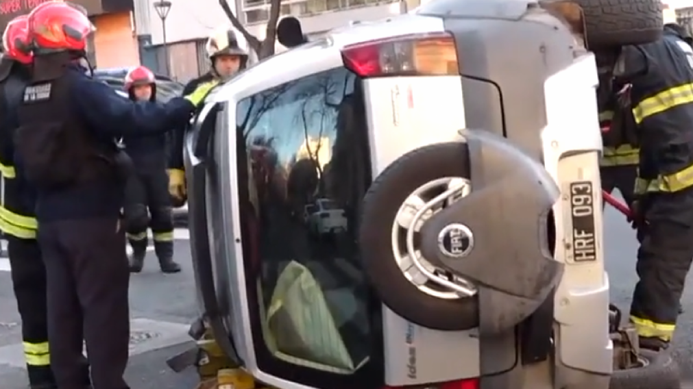 Impactante choque y vuelco en Parque Patricios: As� rescataron a un perro herido del auto tumbado