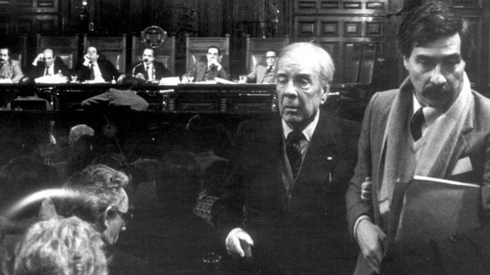 BORGES Y N�STOR J. MONTENEGRO. El escritor y el periodista compartieron largas charlas. Los relatos y confesiones se transformaron en varias publicaciones.