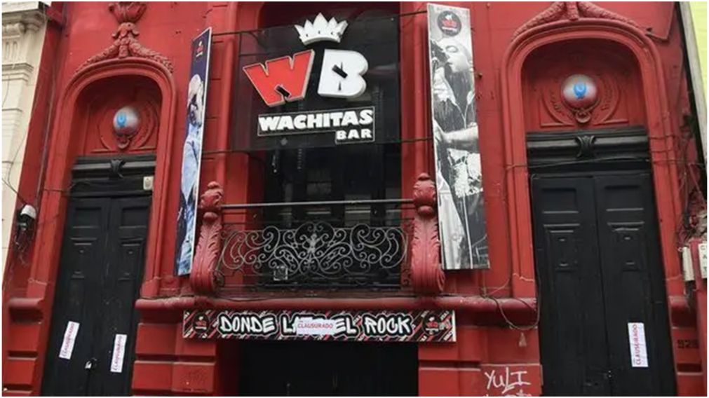 Una extrabajadora del bar rompi� el silencio. 