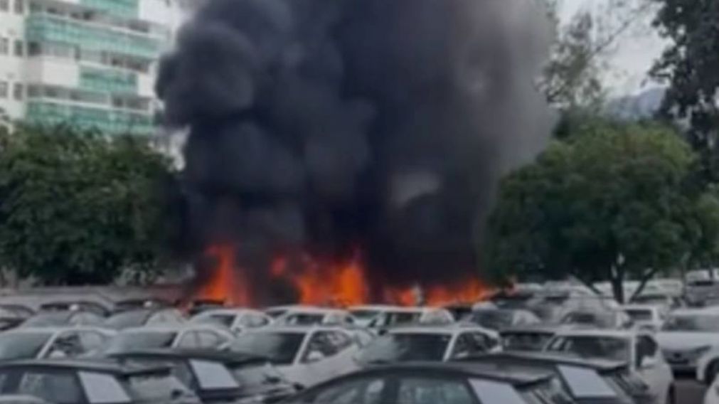 Uno de los helicópteros cayó en el estacionamiento de una concesionaria de autos eléctricos.