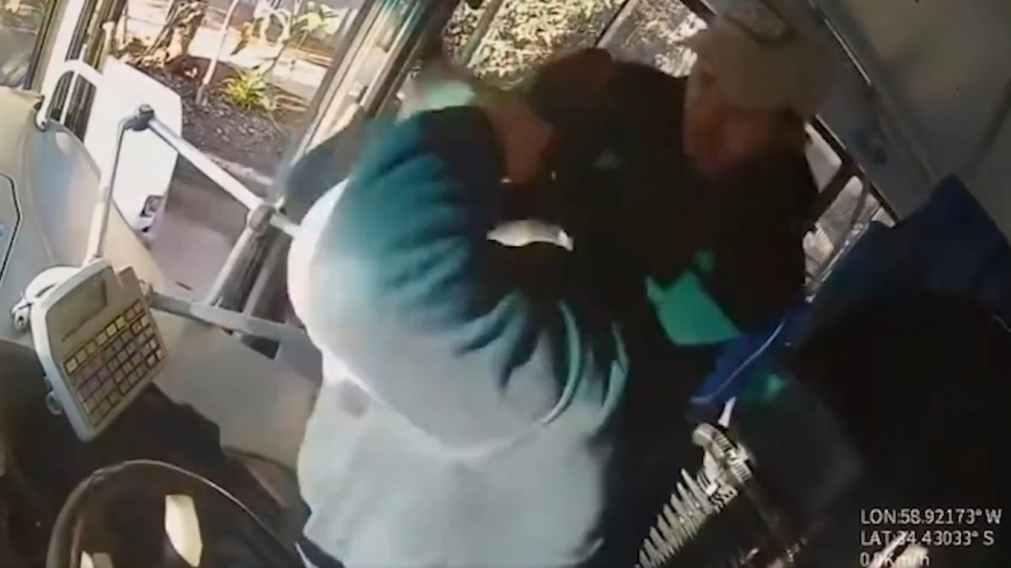 Un pasajero le fractur� la mand�bula a golpes a un colectivero porque no le abri� la puerta para bajarse.