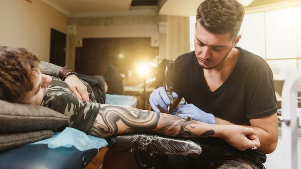 El joven mostró con orgullo su nuevo tatuaje, pero un inesperado detalle cambió por completo la historia.