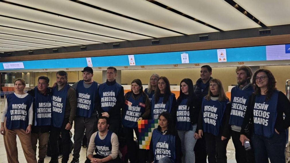 El gobierno de Bolivia deportó a legisladores argentinos que integraban una comitiva humanitaria.