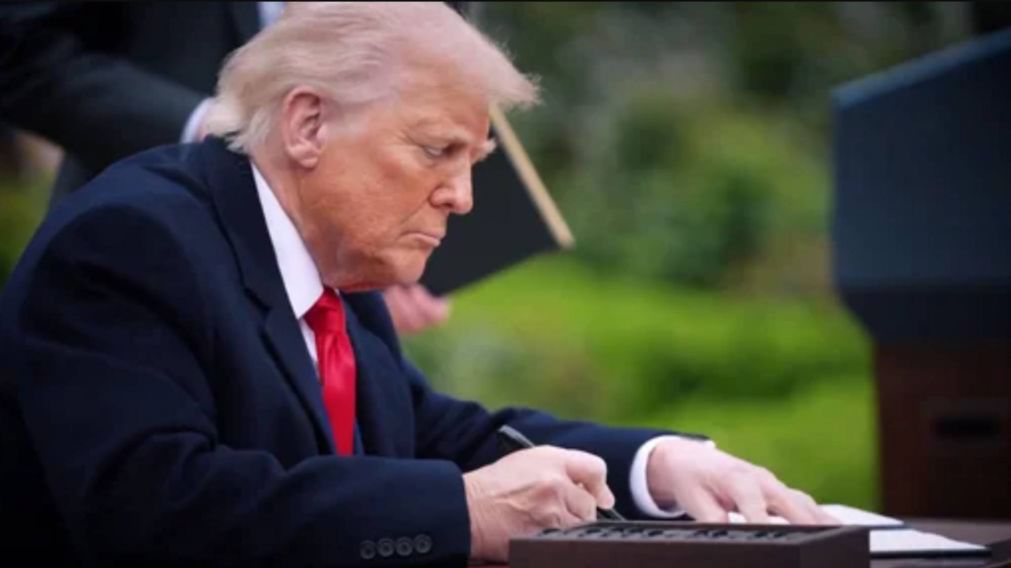 ¡Llega la paz! Trump, Vance y el líder del Parlamento iraní firman un memorando de alto el fuego por 60 días.
