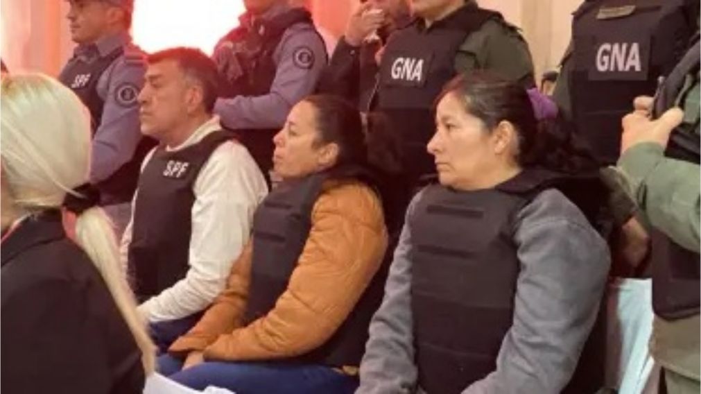 Tres de los acusados por la desaparici�n de Loan, con chalecos antibalas durante la realizaci�n del juicio.