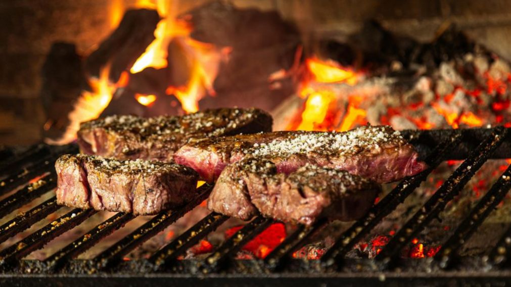 El asado de tira vuelve a liderar el men� del domingo gracias a las nuevas oportunidades de ahorro vigentes.