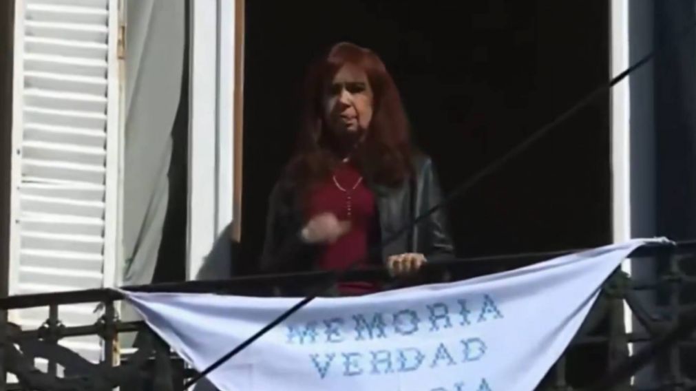 ¡Despedida! El cortejo fúnebre de Taty Almeida pasó por el domicilio de Cristina Kirchner.
