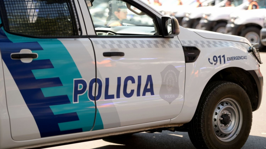 La policía llegó al lugar tras el llamado del dueño de casa.