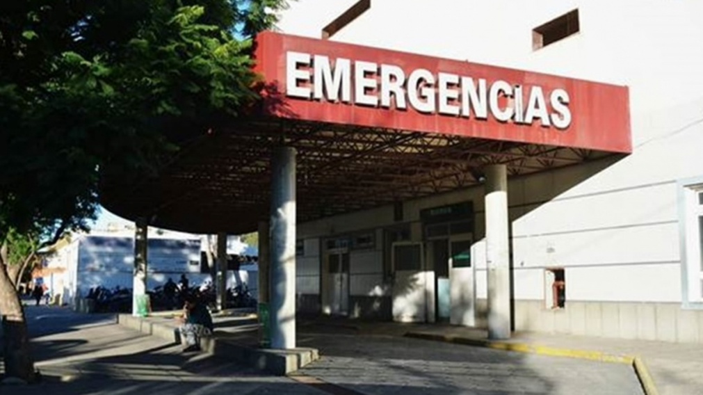 La mam� llev� al beb� al hospital porque no respiraba bien. 