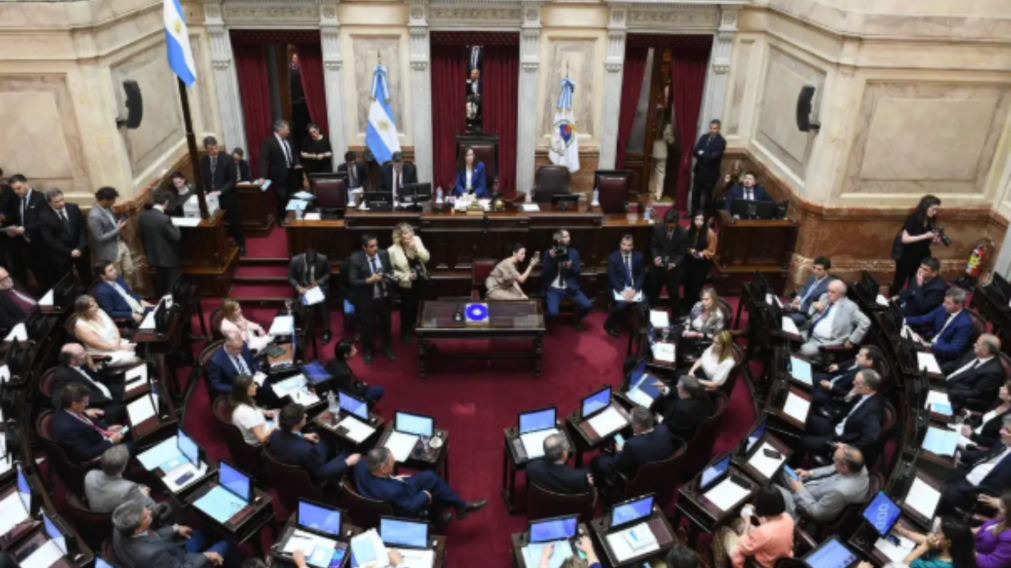 Senado: el oficialismo busca conseguir dictamen para debatir el proyecto de Ley Hojarasca en el recinto