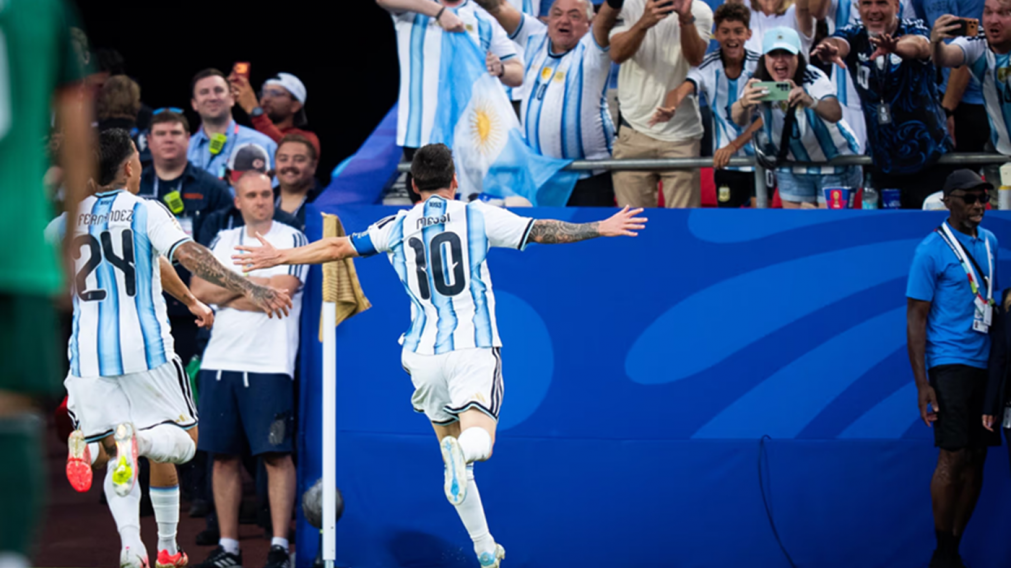 Salió al balcón a gritar un gol de Argentina y recibió una catarata de insultos por el "delay": "Mirá si no voy a..."