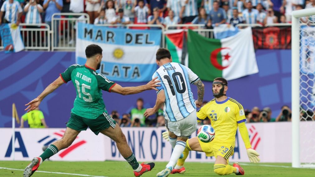 Lionel Messi viene de anotar un triplete en la Selecci�n Argentina ante Algeria.