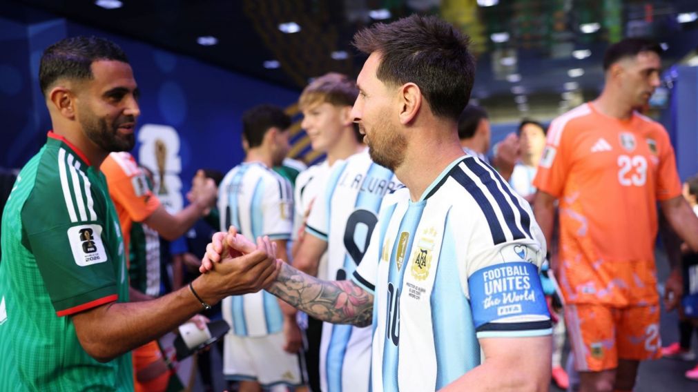 Riyad Mahrez saludando Lionel Messi. Argentina goleó a Argelia con tres tantos del capitán argentino.