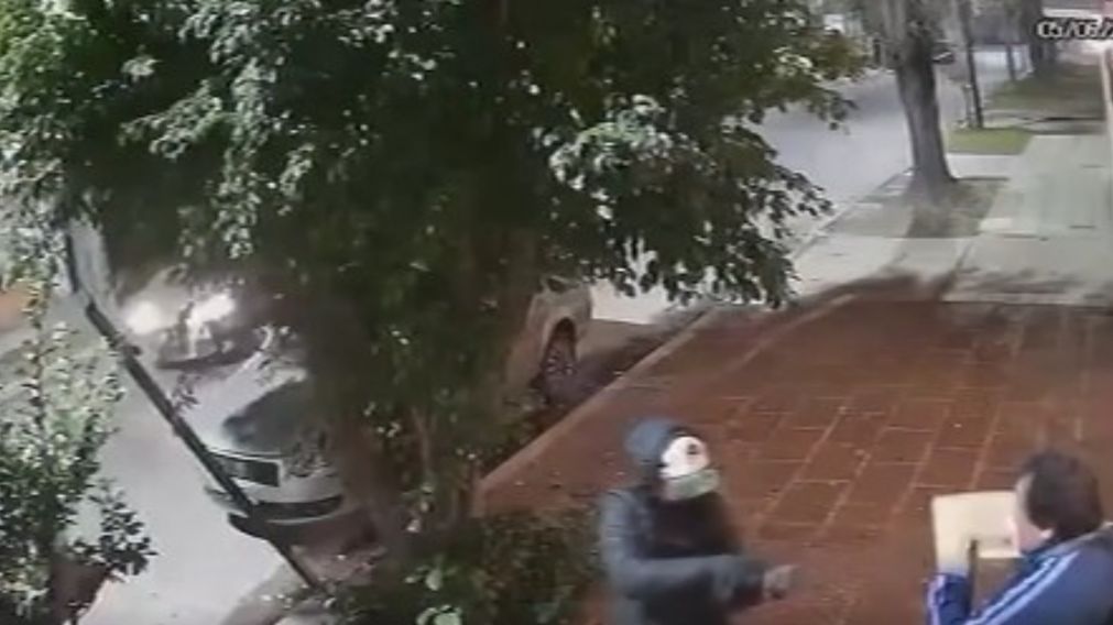 El repartidor de pizzas se salv� de milagro (Captura de video).