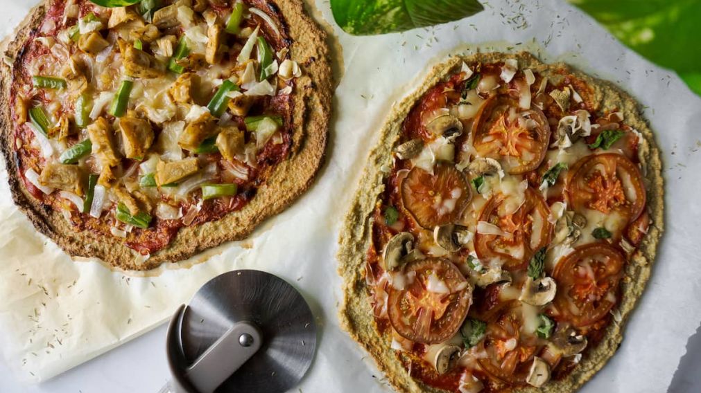 Distintas variedades, una misma base: receta para hacer pizza de quinoa con ideas de toppings. 