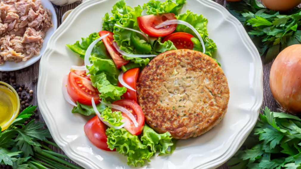 Hamburguesas de atún con solo 3 ingredientes: ¿Cómo prepararlas y qué ideas de guarniciones quedan bien con la receta?