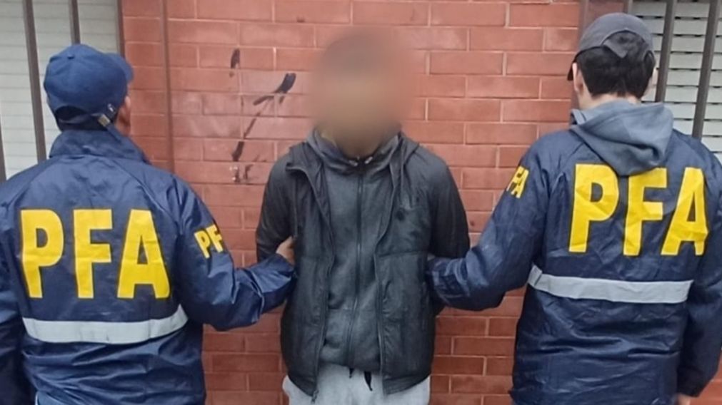 El prófugo aprehendido por los investigadores policiales.