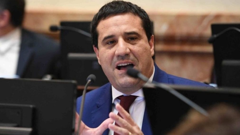El senador Maximiliano Abad solicitó la expulsión de Manuel Adorni de la Jefatura de Gabinete.