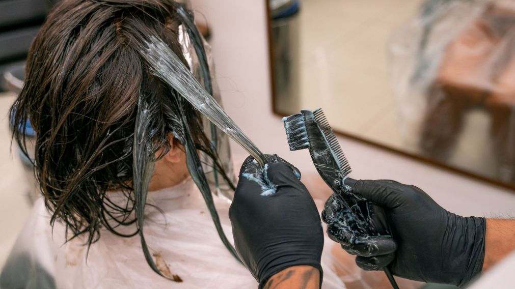 Una experta en peluquería recomendó evitar ciertos tonos de pelo a las personas mayores de 50 años: ¿Qué tinturas deberían elegir, según la experta?