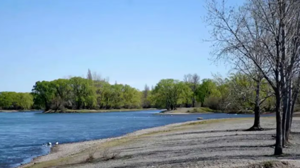 El lugar donde el hombre se arrojó al río tras al intento de robo.