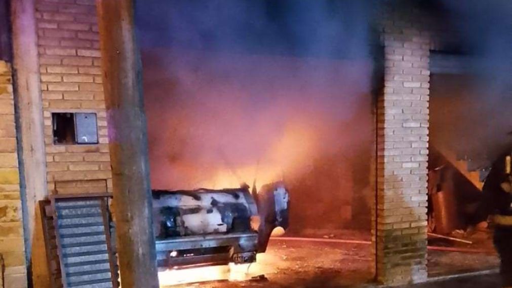 Una camioneta ardió en llamas dentro de una casa y rescataron a un hombre atrapado