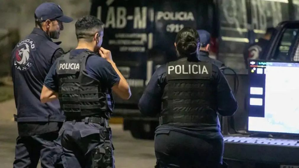 En plena calle se quit� la vida de un tiro en la cabeza con el arma de su mujer polic�a
