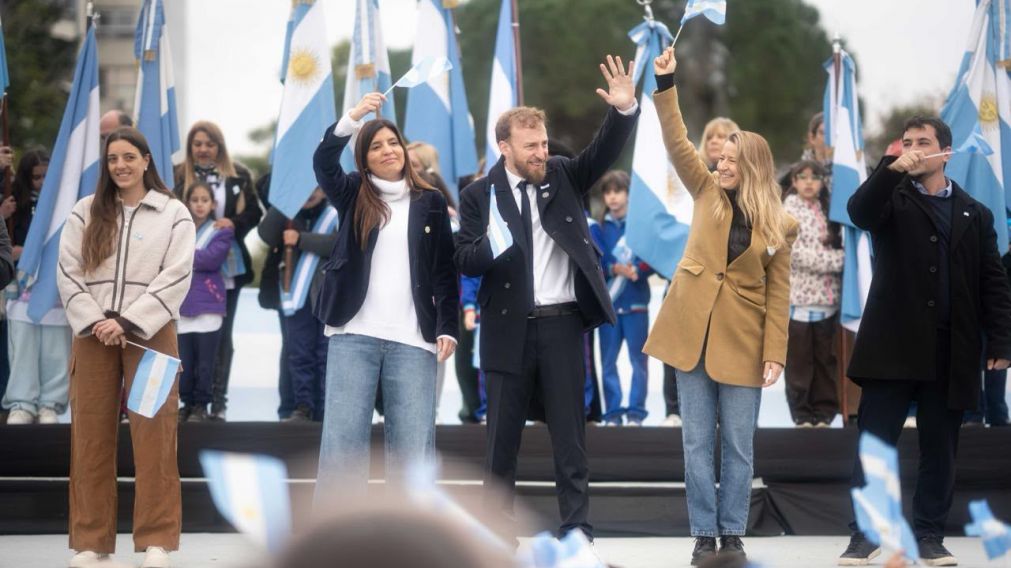 Federico Oterm�n encabez� la Promesa de Lealtad a la Bandera de m�s de 2.500 estudiantes en Lomas de Zamora
