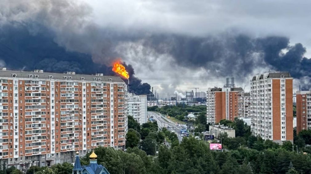 Ucrania lanz� contra Mosc� el mayor ataque con drones en dos a�os e incendi� una refiner�a estrat�gica.