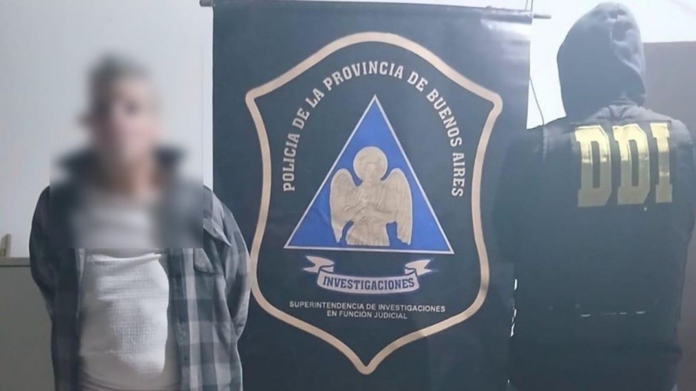 Este es el sospechoso que fue aprehendido por los investigadores policiales.