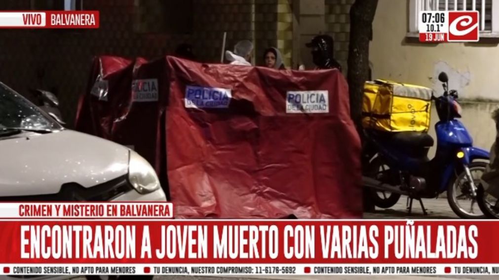 El cadáver fue encontrado en el cruce de las calles Estados Unidos y Pichincha (Captura de TV).