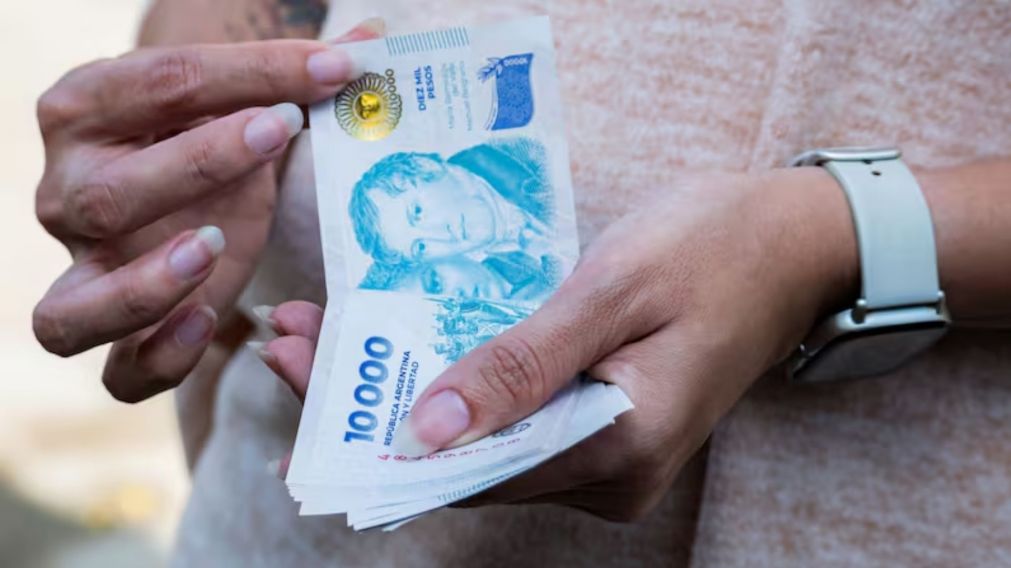 El aguinaldo es un "extra" contemplado en la Ley de Contrato de Trabajo y representa la mitad del sueldo más alto del semestre (Imagen ilustrativa).
