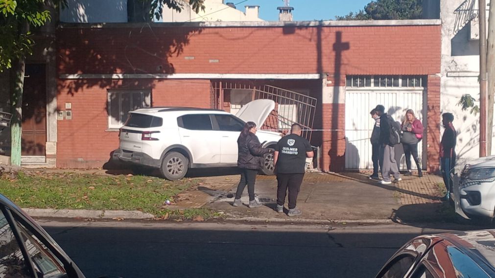 Viajaba con su beb� en un Uber, chocaron y terminaron contra una vivienda