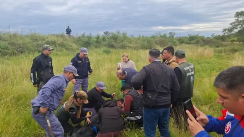 Momento del rescate del joven de 23 a�os. 