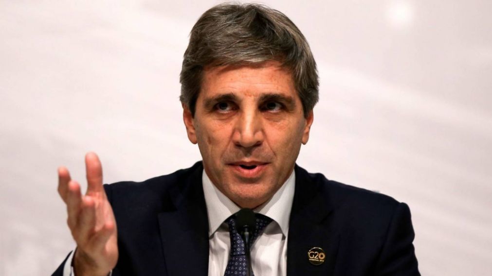Luis Caputo critic� a Florencia Pe�a tras un falso anuncio sobre el padre de Messi.