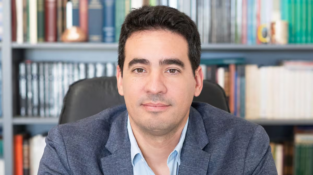 Economista, escritor y cercano a Milei: qui�n es Adri�n Ravier, el nuevo vocero presidencial