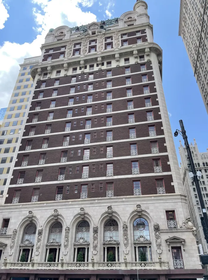 Para levantarlo, Busch compró el antiguo edificio municipal de Dallas, lo demolió y encargó una construcción de estilo Beaux Arts, un diseño clásico que se caracteriza por su simetría, la ornamentación y su carácter imponente.Con el paso de los años, el hotel se volvió un punto central de la vida social de la ciudad, especialmente durante las décadas de 1920 y 1930, cuando se realizaban cenas de gala y presentaciones de orquestas de big band con la presencia de figuras destacadas.googletag.cmd.push(function(){googletag.display('interparrafo02')});Por sus habitaciones pasaron personalidades como Frank Sinatra, Elvis Presley, Marilyn Monroe y la reina Isabel II, además de presidentes de Estados Unidos, diplomáticos y artistas de renombre.El misterioso y escalofriante hotel The Adolphus, donde se aloja la Selección argentina en Dallas.