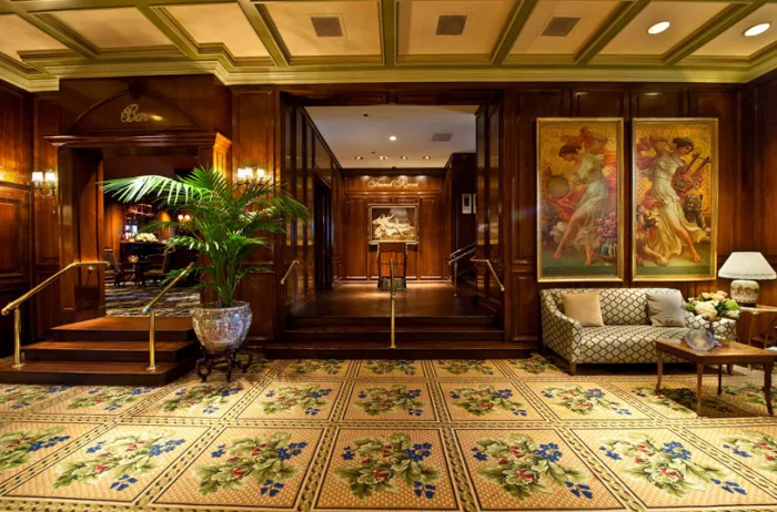 Así se ve por dentro el imponente hotel The Adolphus.