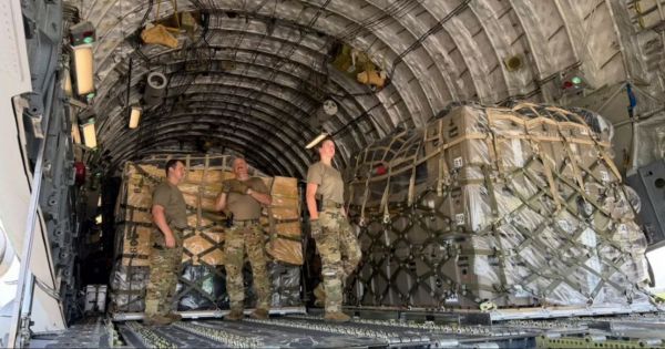 Venezuela reabrió su aeropuerto en Caracas de forma parcial y recibe ayuda de Estados Unidos