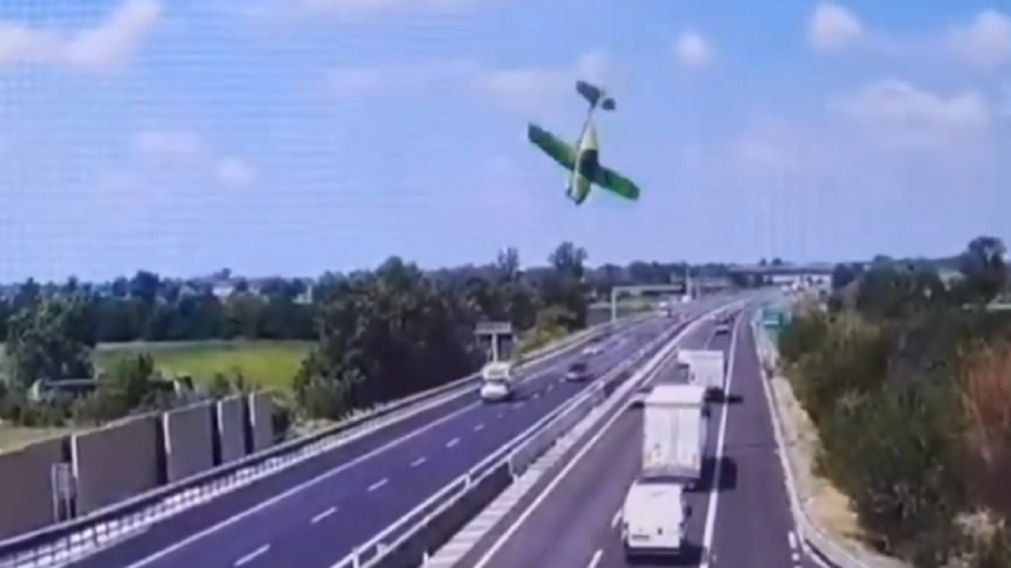El momento en que la avioneta se estrella contra la autopista.