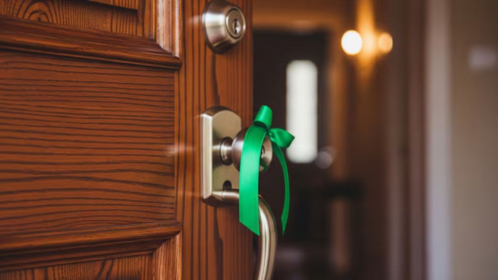 Hay que colgar una cinta verde en la puerta de la entrada de la casa para atraer las buenas energ�as.