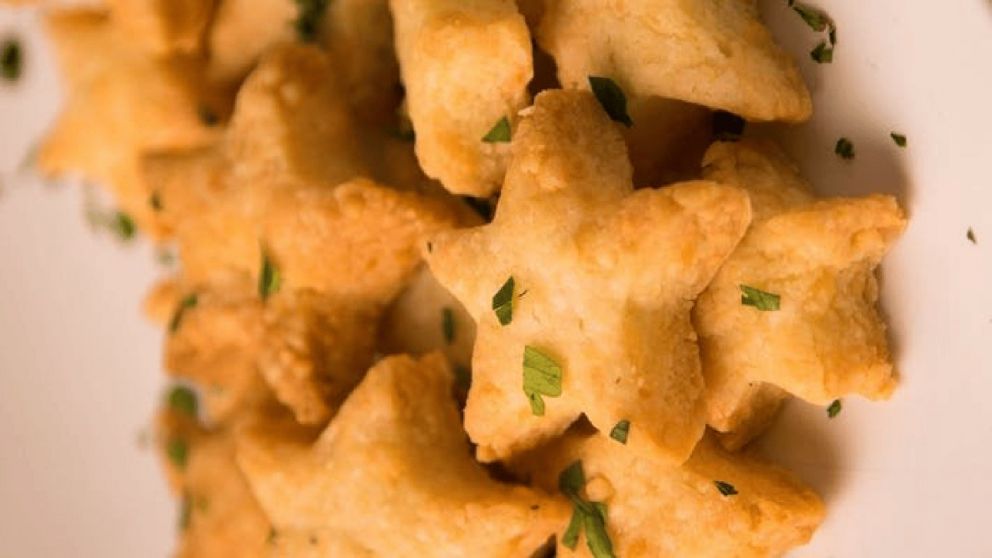 Crocantes, caseras y llenas de sabor: las galletitas de queso que todos van a querer en la mesa.