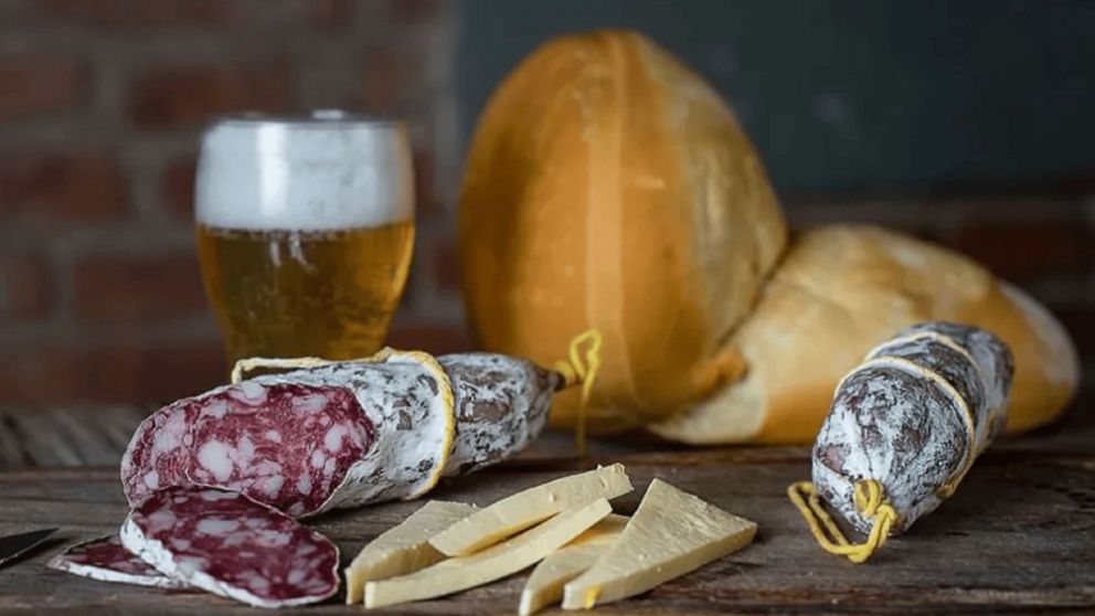 Desde los pueblos menos pensados, la provincia sorprende con fiambres caseros que combinan historia, sabor y mucha tradición artesanal.