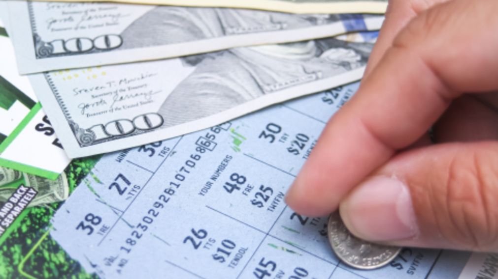Un hombre nunca se imaginó que con haberse quedado dormido y no llegar a trabajar lo ayudaría a ganarse $50.000 en la lotería.