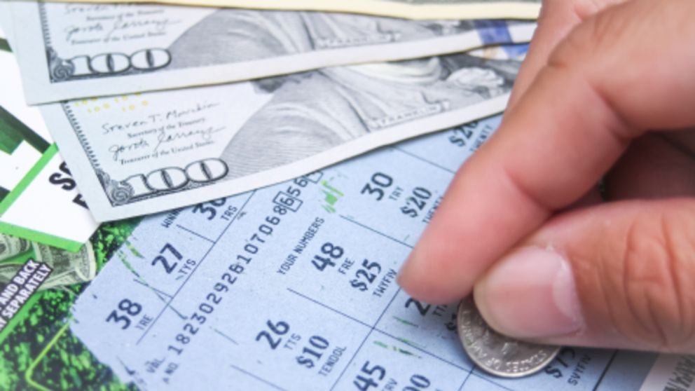 Un hombre nunca se imaginó que con haberse quedado dormido y no llegar a trabajar lo ayudaría a ganarse $50.000 en la lotería.