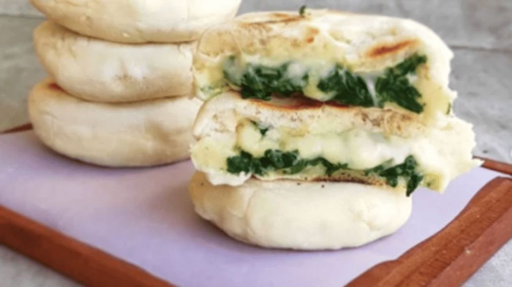 Pancitos de espinaca y queso: una receta sencilla y deliciosa para disfrutar en cualquier momento del día.